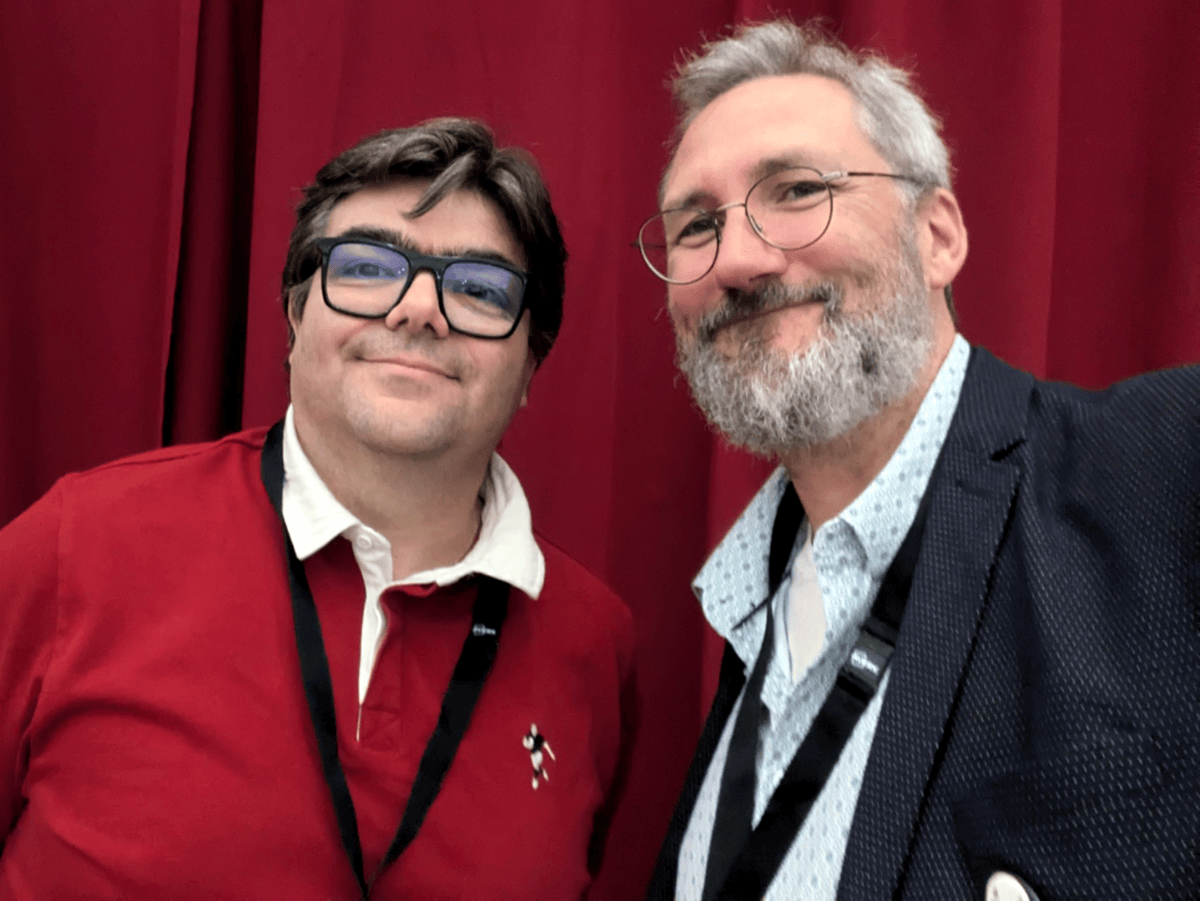 L’auteur et son désormais collègue