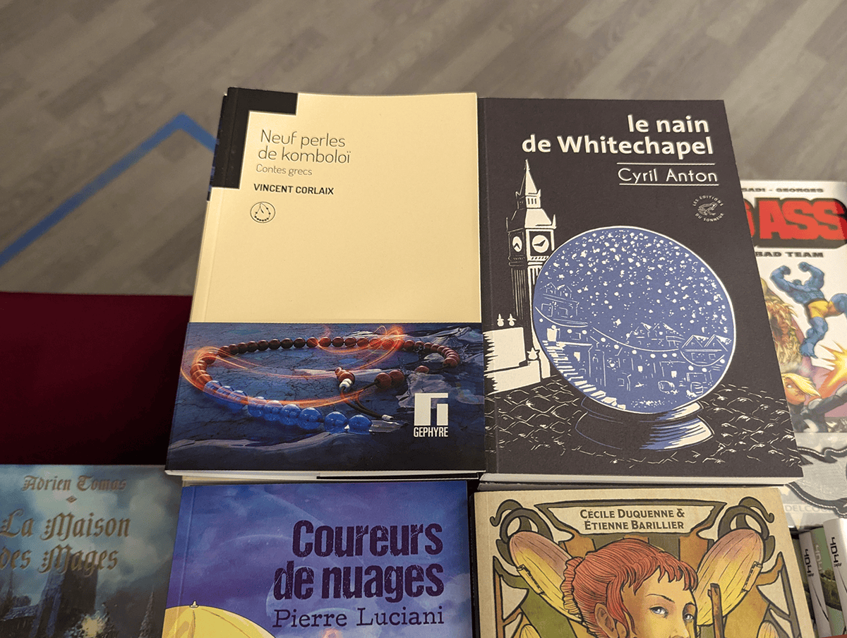 Des piles de recueils, et très bien entourés !